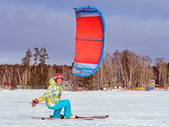 девушка сноукайтер на фоне леса